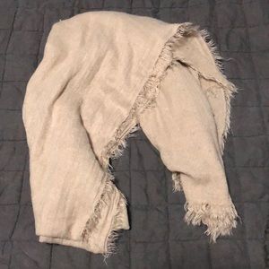 Gorgeous tan scarf!